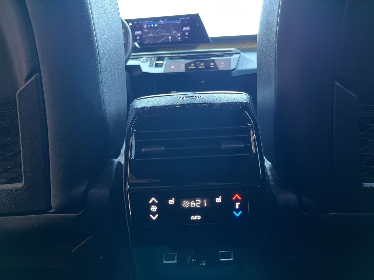 Blå Peugeot e-5008 fra 2025