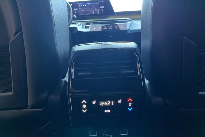 Blå Peugeot e-5008 fra 2025
