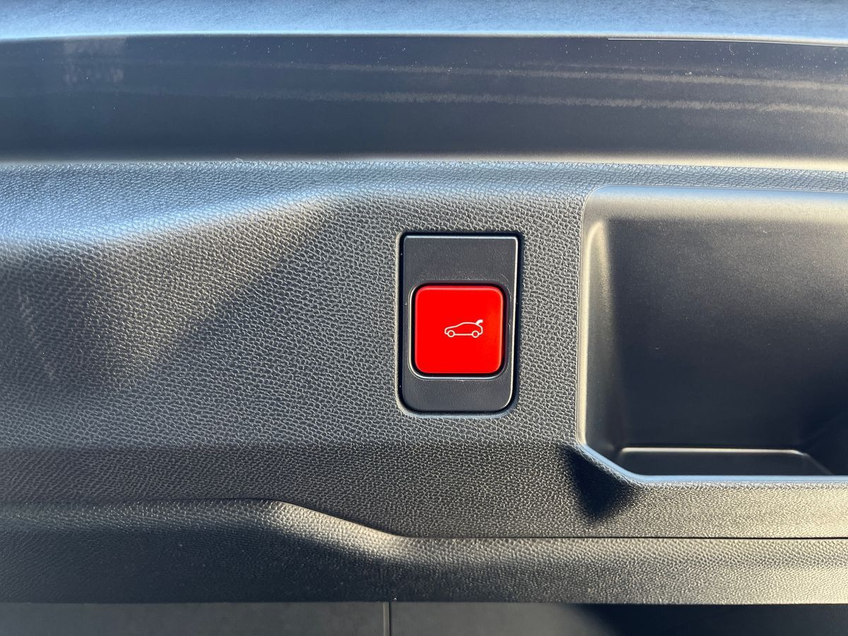 Blå Peugeot e-5008 fra 2025