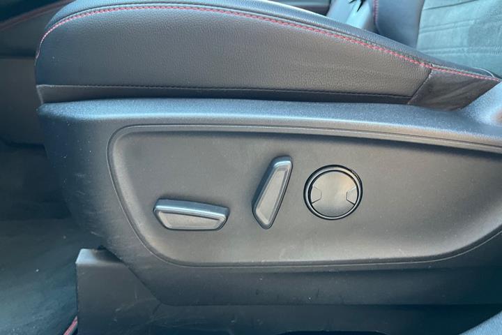 Sort Ford Kuga fra 2022