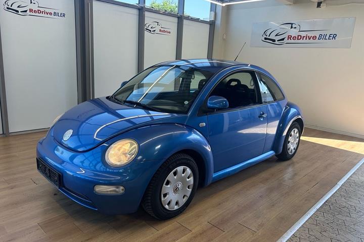 Blå VW Beetle fra 1999 set udefra