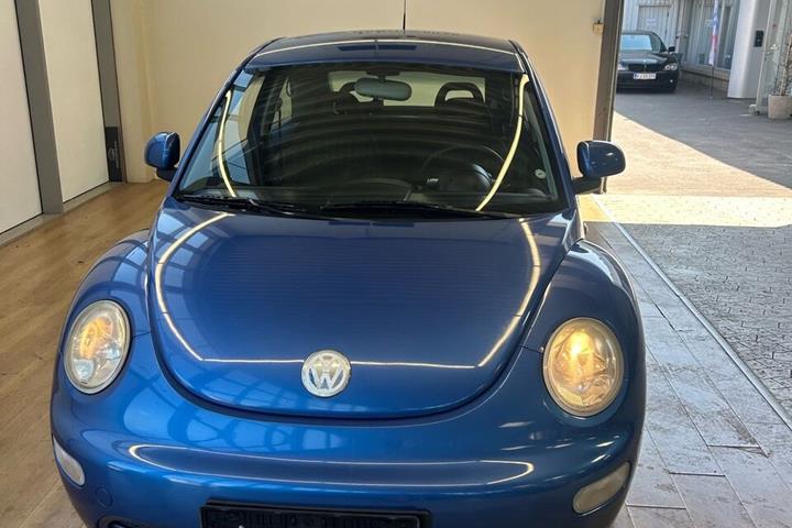 Blå VW Beetle fra 1999 set udefra