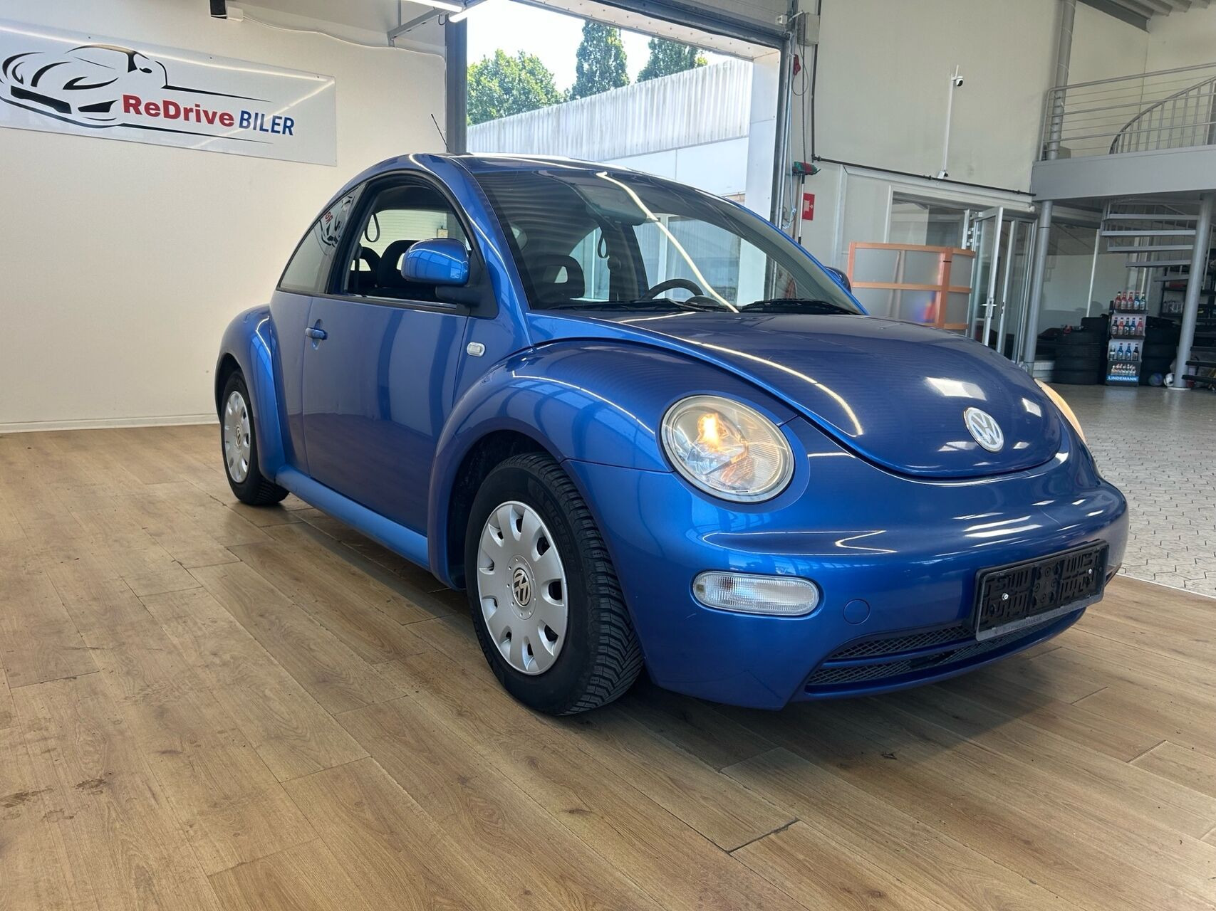 Blå VW Beetle fra 1999 set udefra