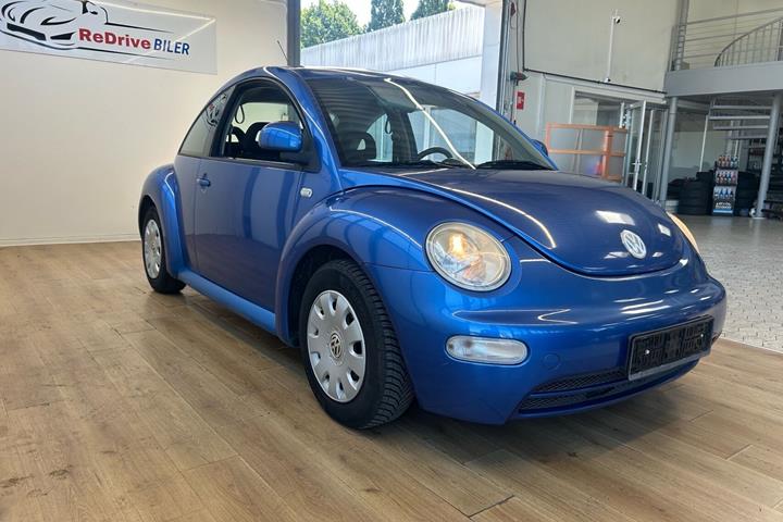 Blå VW Beetle fra 1999 set udefra