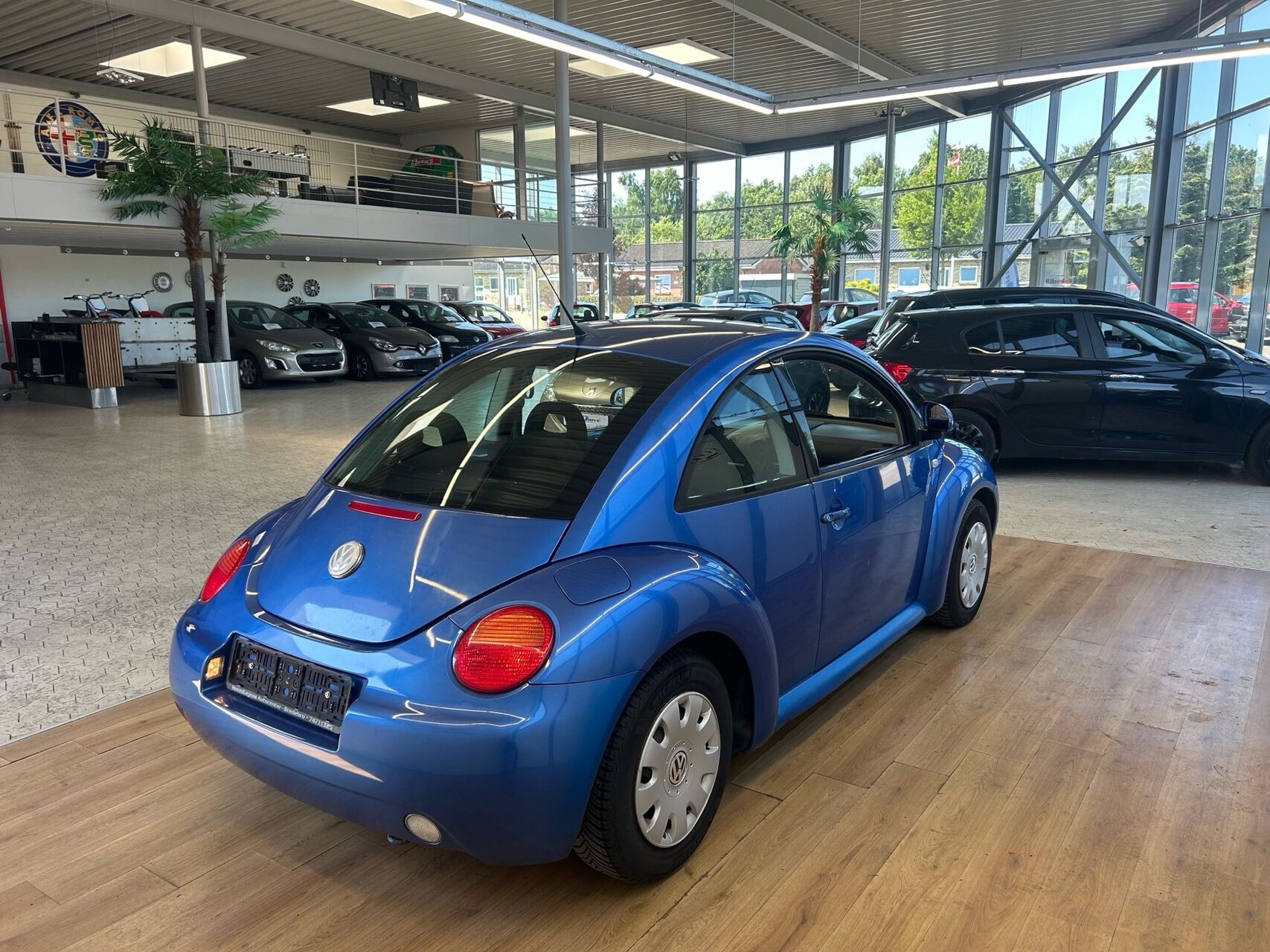 Blå VW Beetle fra 1999 set udefra