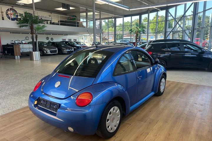 Blå VW Beetle fra 1999 set udefra