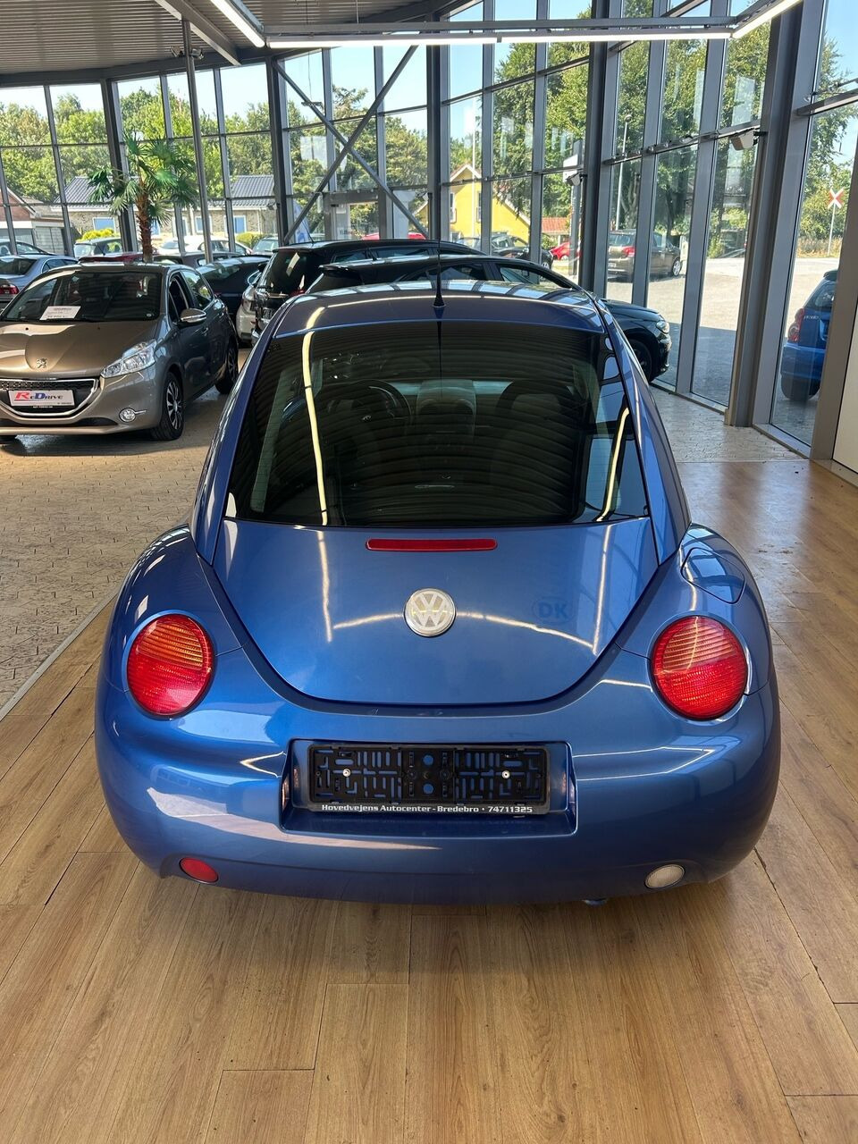 Blå VW Beetle fra 1999 set udefra