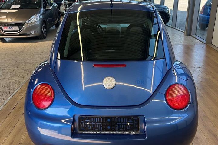 Blå VW Beetle fra 1999 set udefra