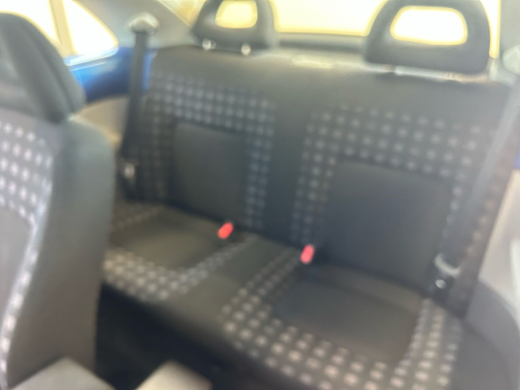 Blå VW Beetle fra 1999 set indefra