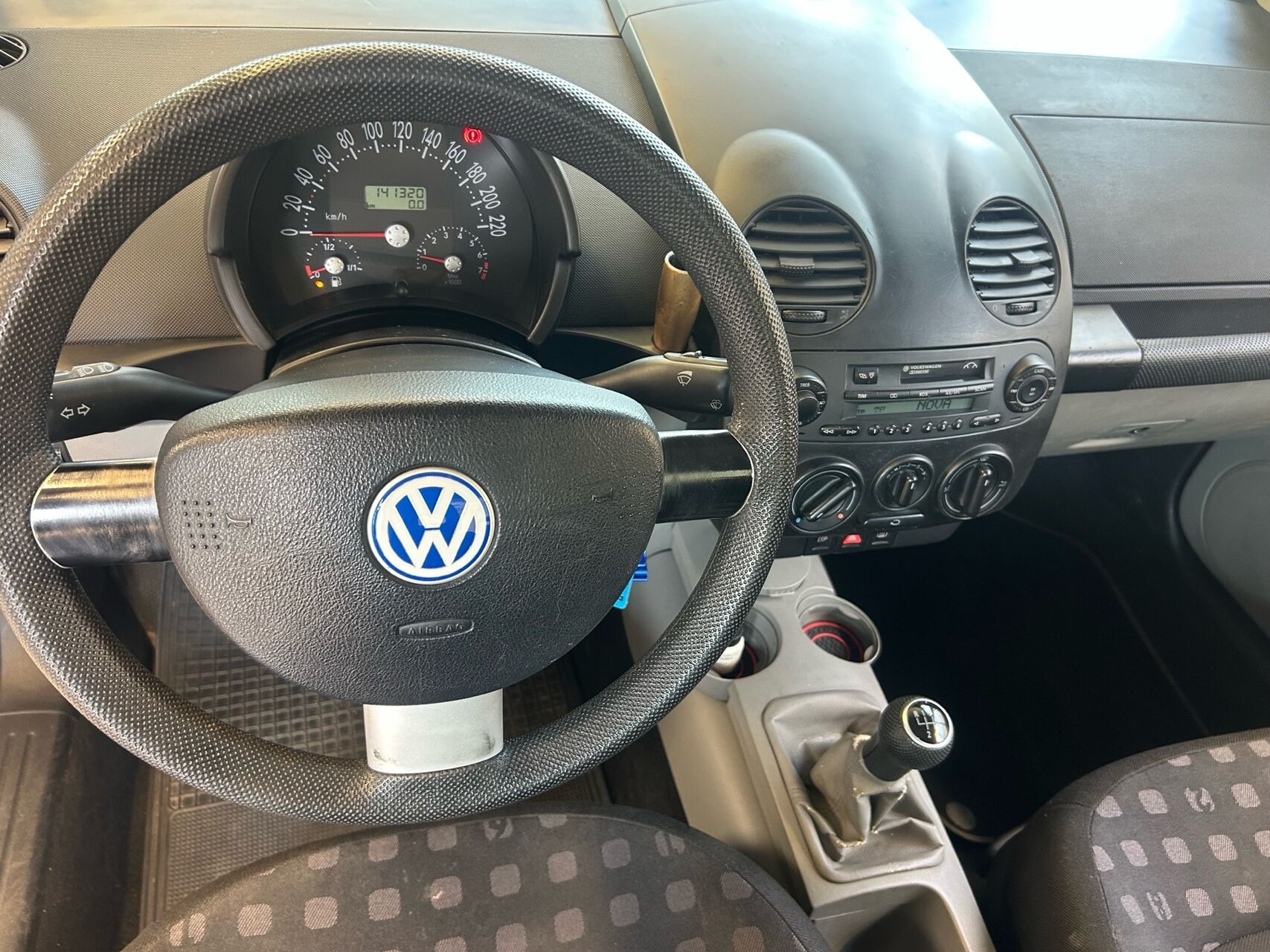 Blå VW Beetle fra 1999 set indefra