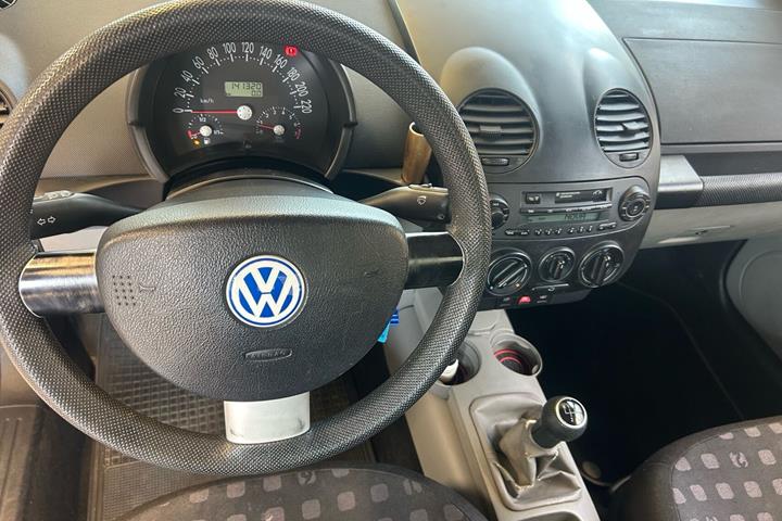 Blå VW Beetle fra 1999 set indefra