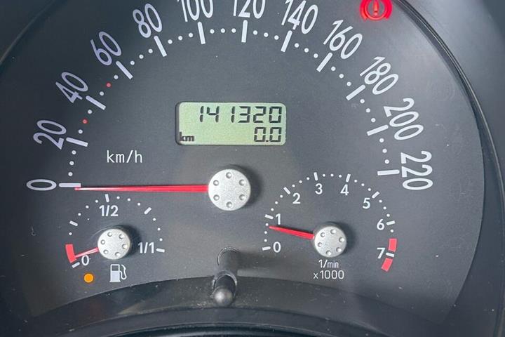 Blå VW Beetle fra 1999 set indefra