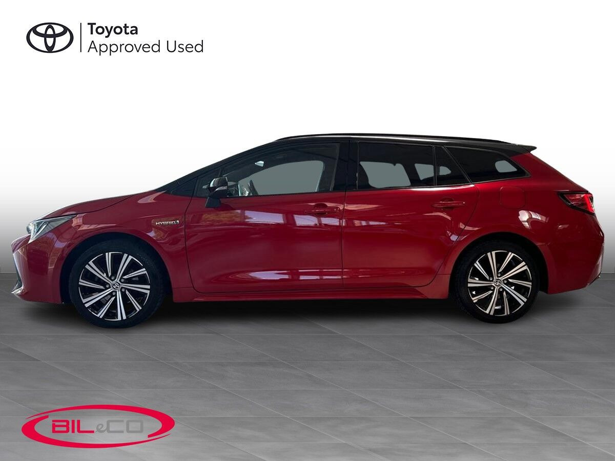 Rød Toyota Corolla fra 2021