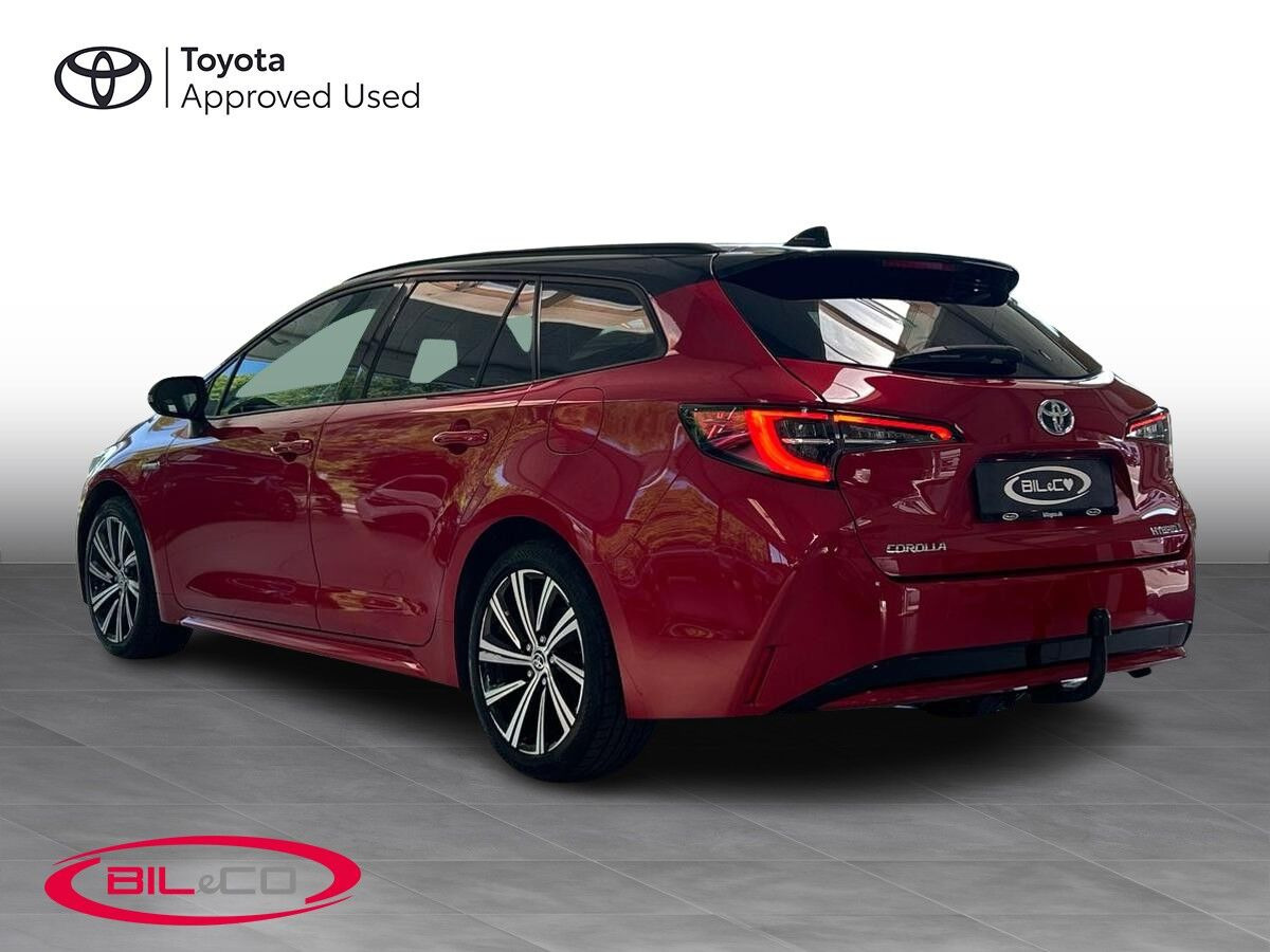 Rød Toyota Corolla fra 2021