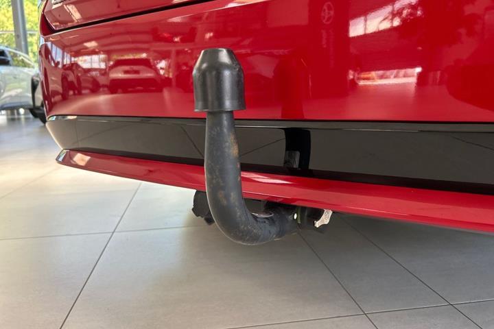 Rød Toyota Corolla fra 2021