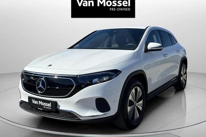 Hvid Mercedes EQA 250 fra 2023 set udefra