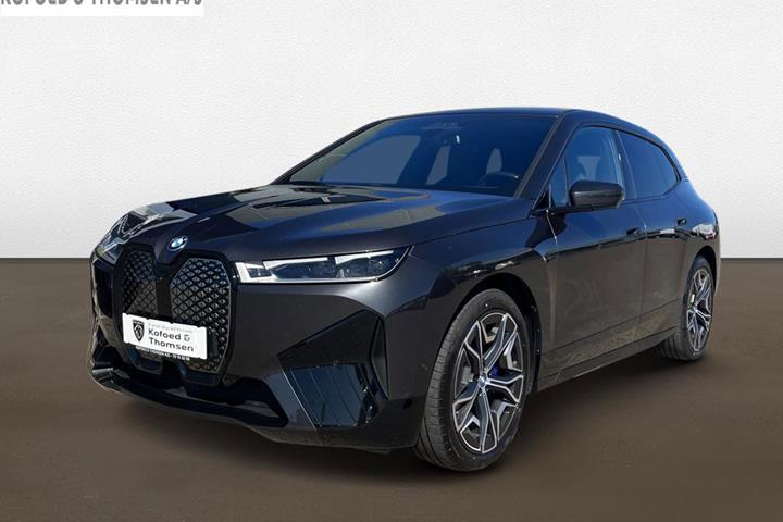 Grå BMW iX fra 2023 set udefra