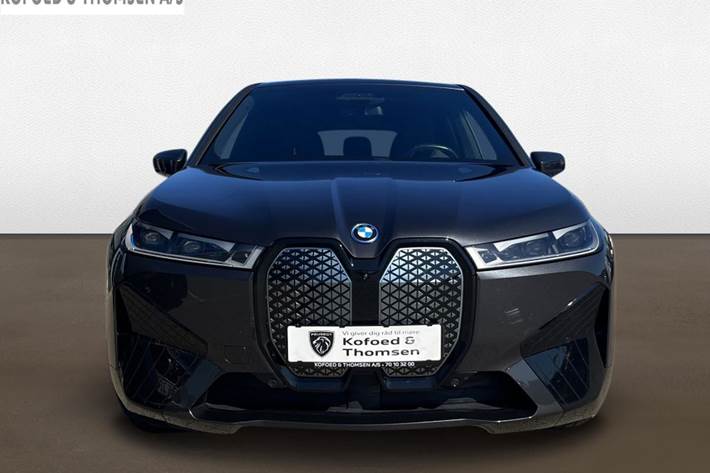 Grå BMW iX fra 2023