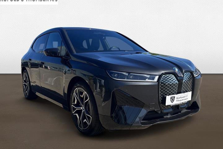 Grå BMW iX fra 2023