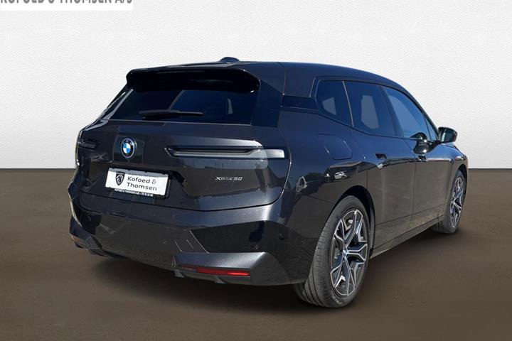 Grå BMW iX fra 2023
