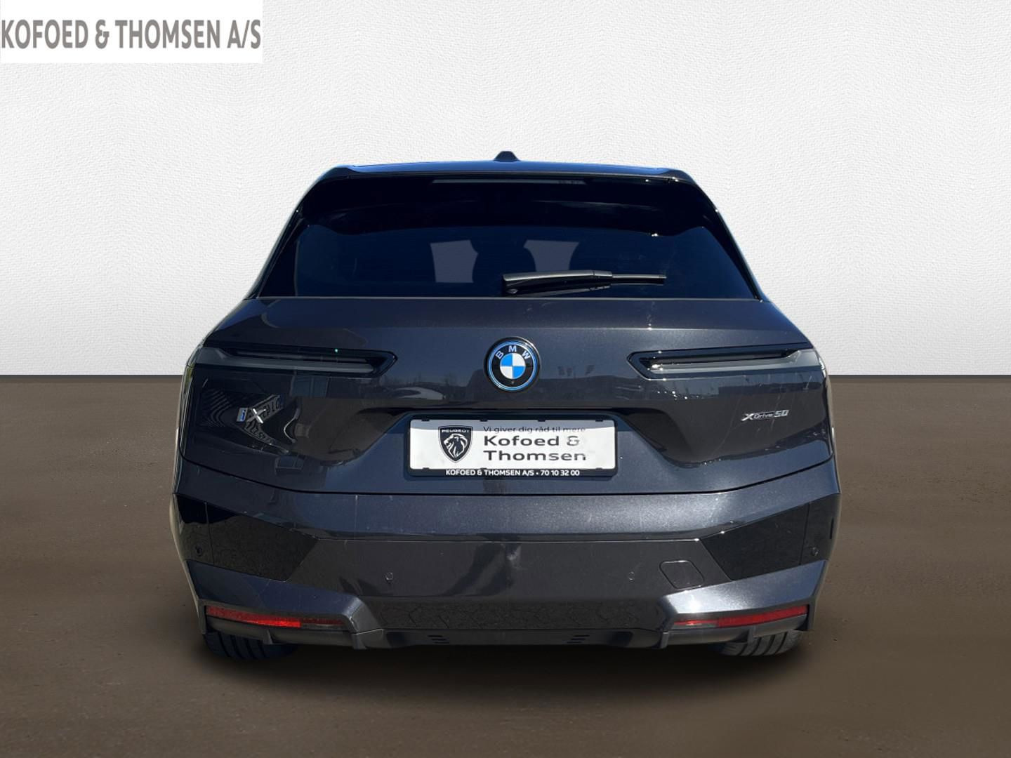 Grå BMW iX fra 2023