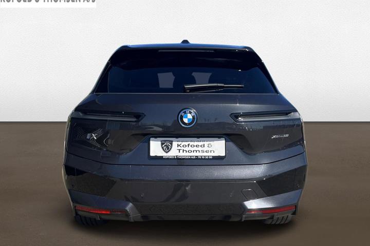 Grå BMW iX fra 2023