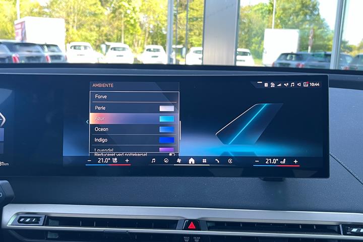 Grå BMW iX fra 2023