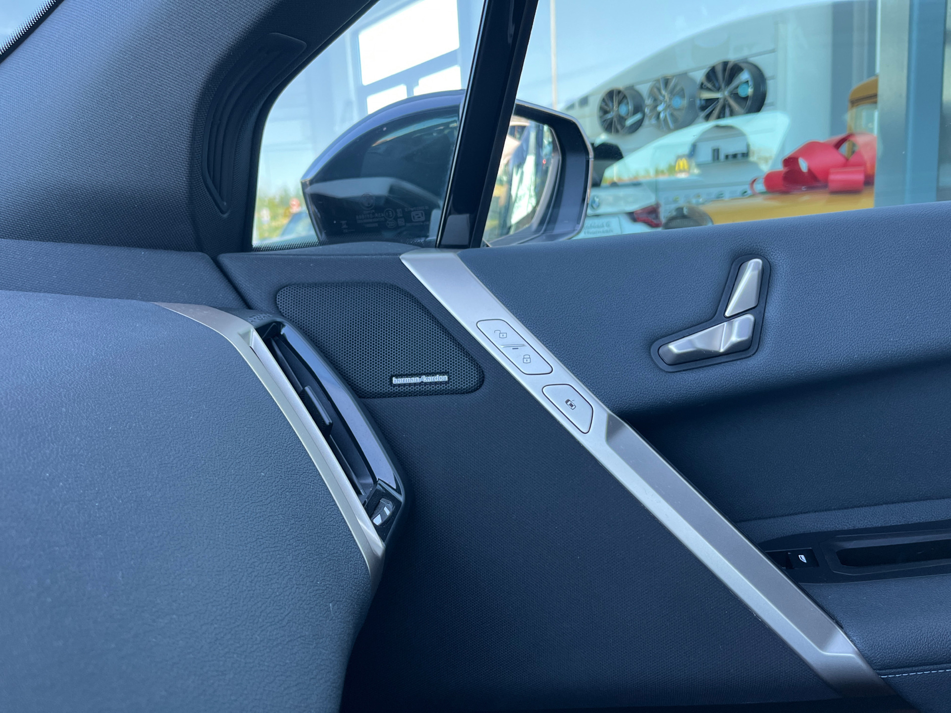 Grå BMW iX fra 2023