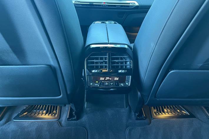 Grå BMW iX fra 2023