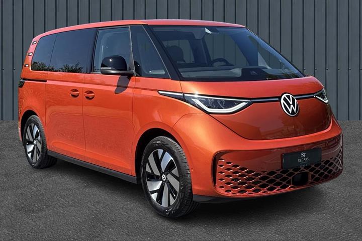 Orange VW ID.Buzz fra 2024 set udefra