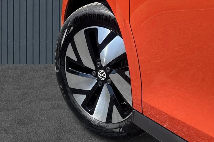 Orange VW ID.Buzz fra 2024