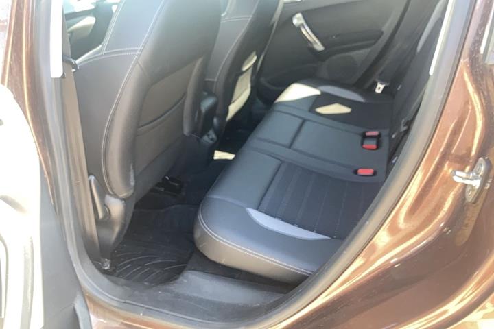 Brun Peugeot 2008 fra 2014