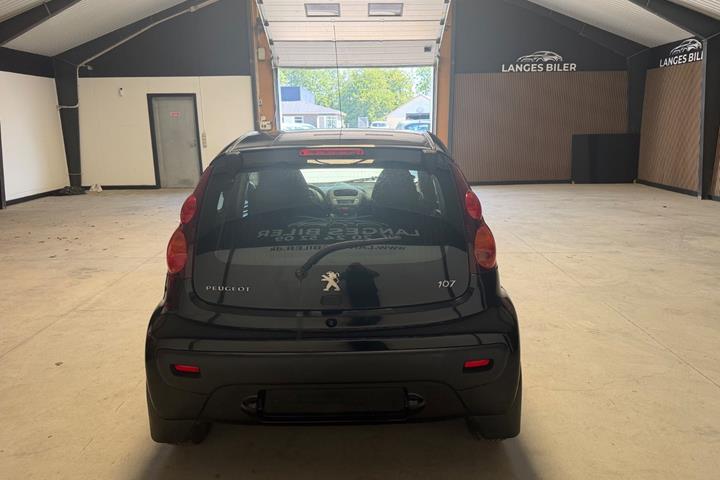 Sort Peugeot 107 fra 2014