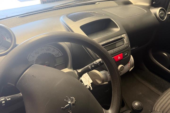 Sort Peugeot 107 fra 2014