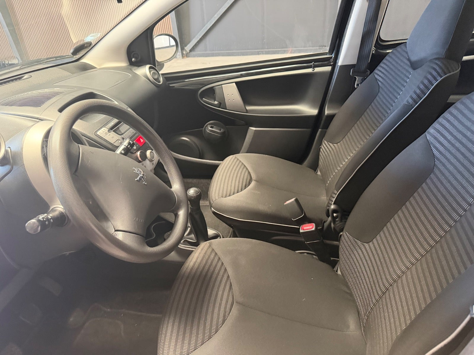 Sort Peugeot 107 fra 2014
