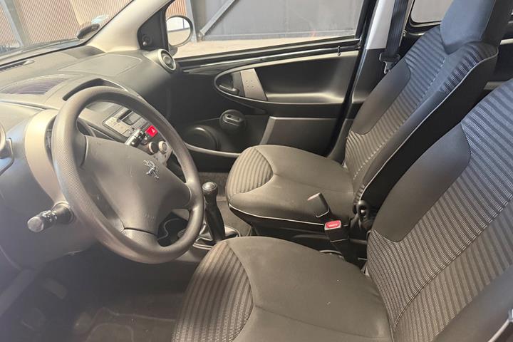 Sort Peugeot 107 fra 2014