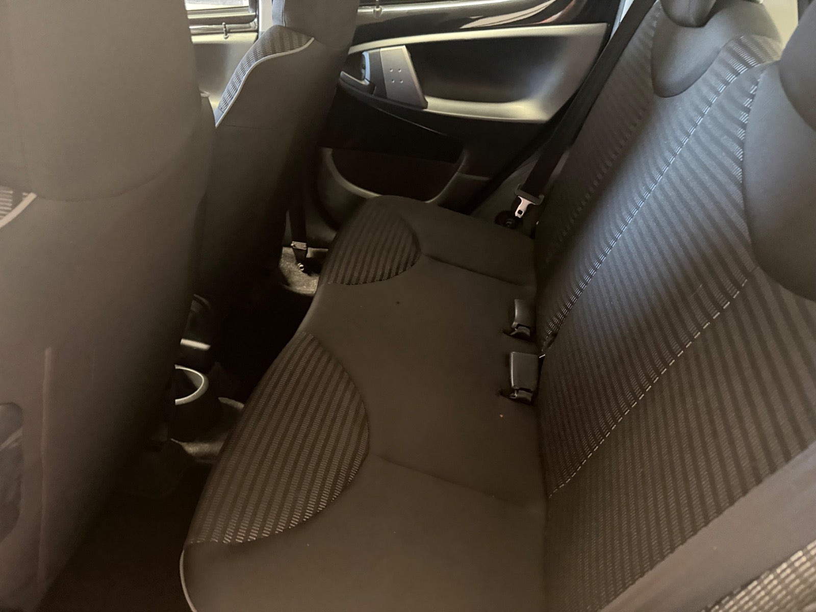 Sort Peugeot 107 fra 2014
