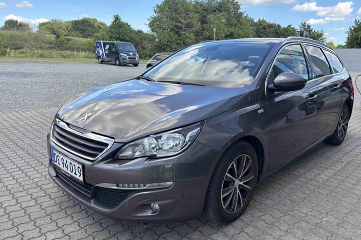 Grå Peugeot 308 fra 2015 set udefra