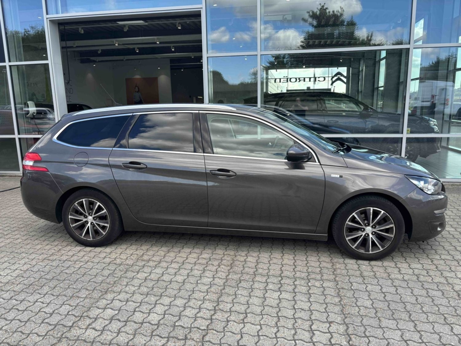 Grå Peugeot 308 fra 2015