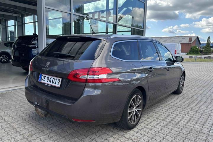 Grå Peugeot 308 fra 2015