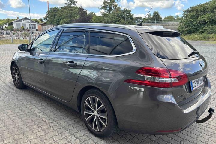 Grå Peugeot 308 fra 2015