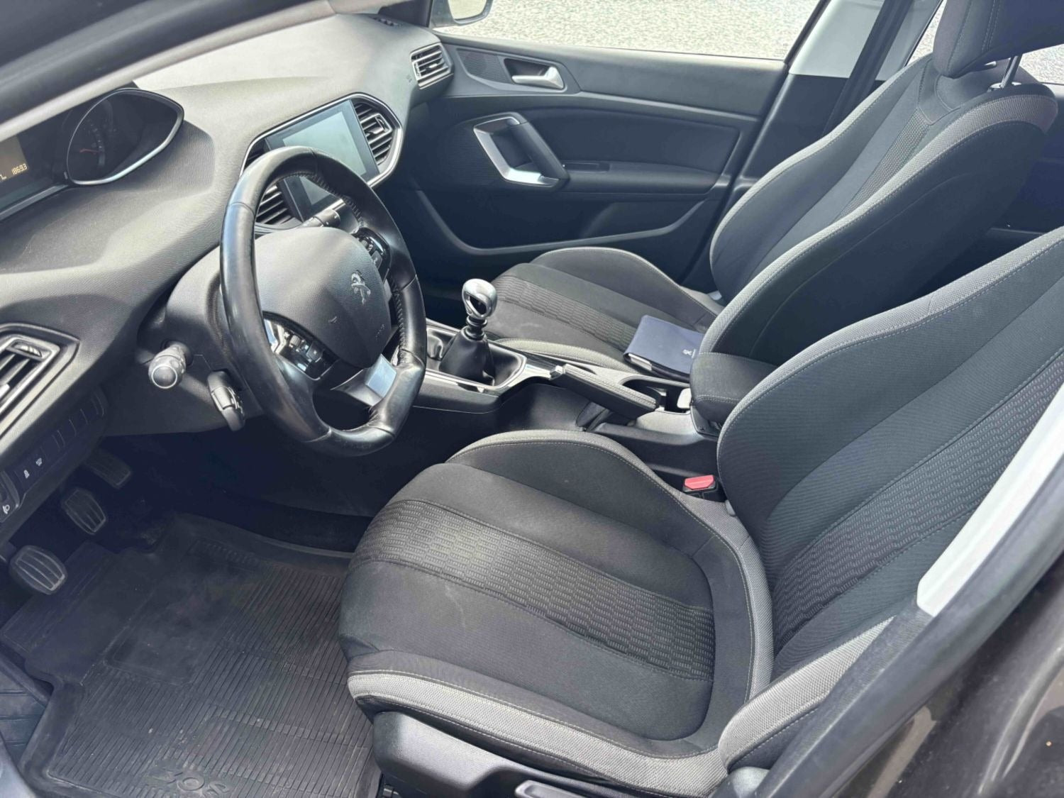 Grå Peugeot 308 fra 2015