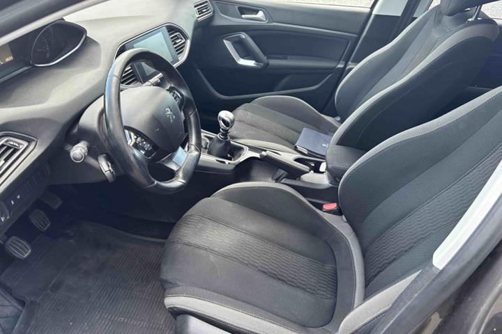 Grå Peugeot 308 fra 2015