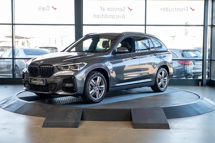 Grå BMW X1 fra 2022 set udefra