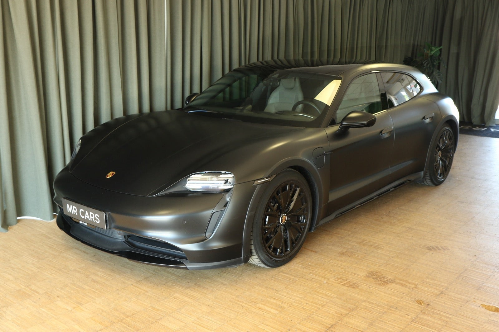 Grøn Porsche Taycan 4 fra 2023