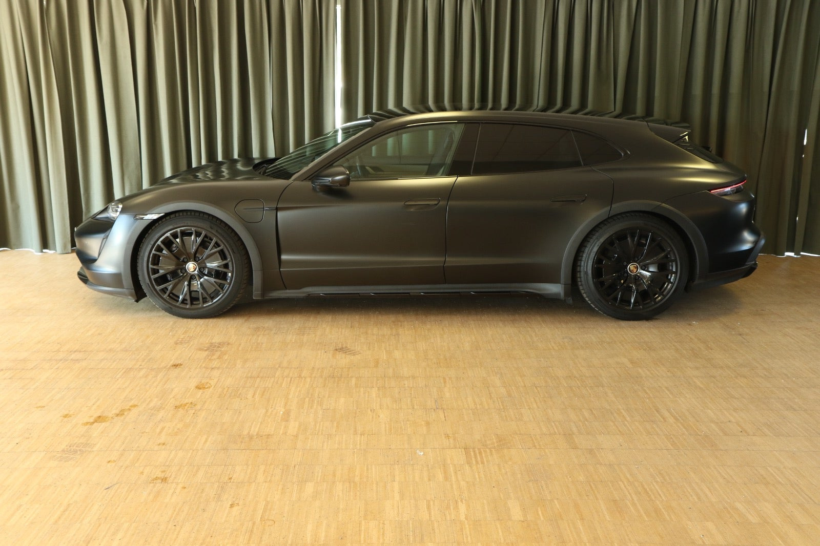 Grøn Porsche Taycan 4 fra 2023