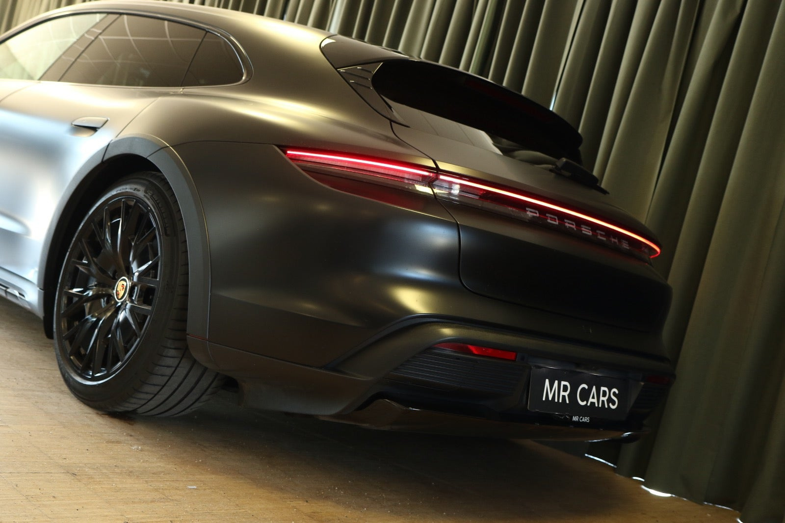 Grøn Porsche Taycan 4 fra 2023