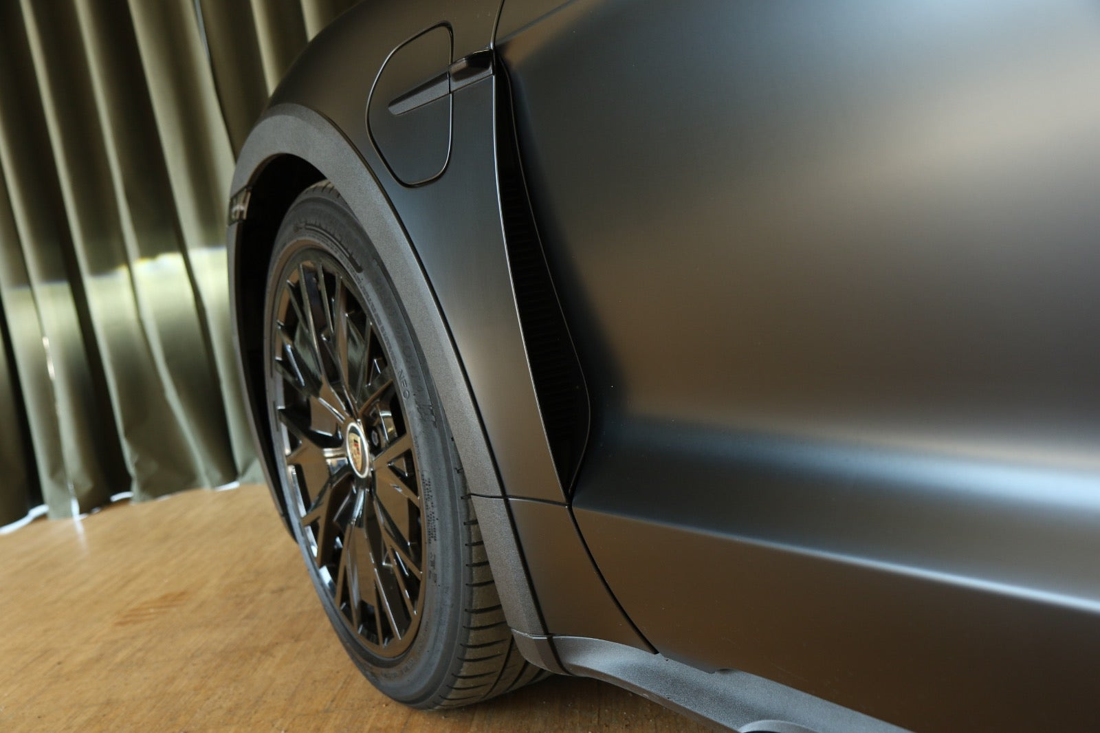 Grøn Porsche Taycan 4 fra 2023