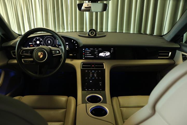 Grøn Porsche Taycan 4 fra 2023