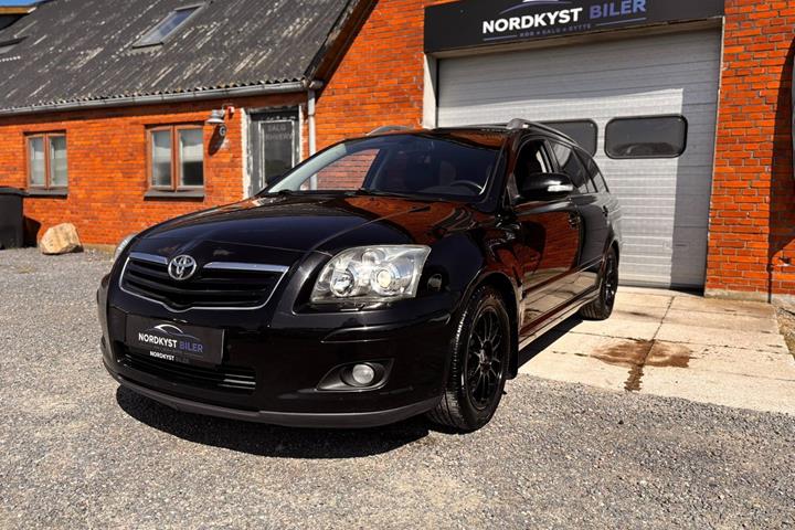 Sort Toyota Avensis fra 2007 set udefra